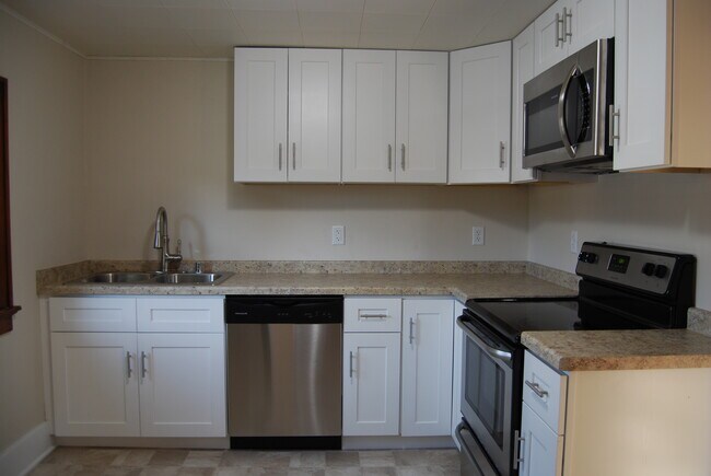 Kitchen - 1612 S 77th St Unidad Upper