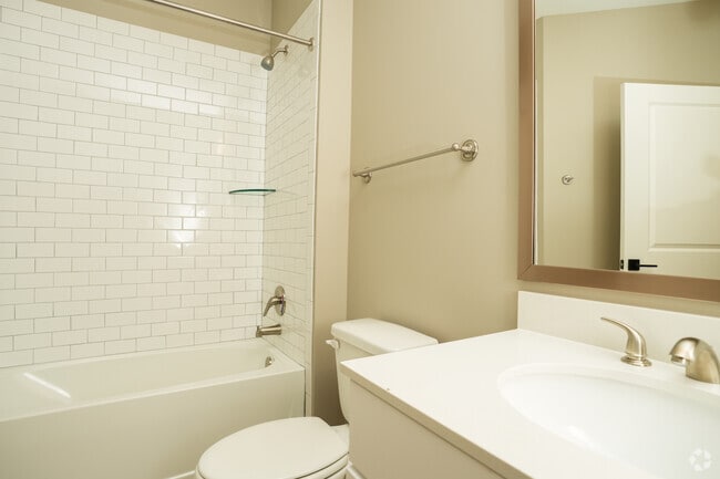 1BR, 1BA - 797SF - Primary Bathroom