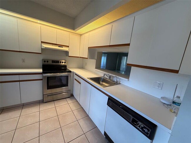 Photo - 701 SW 128th Ave Unidad 110 F