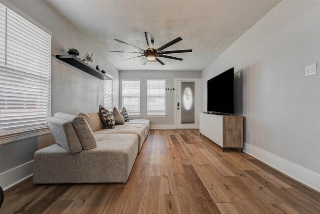 3205 Eastex Fwy