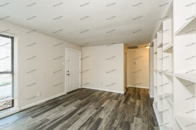 16 St Laurence Dr