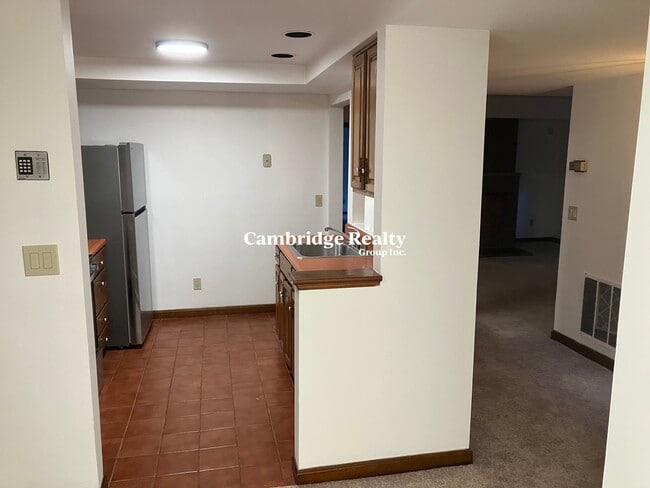 Building Photo - 175 Summer St Unit 2