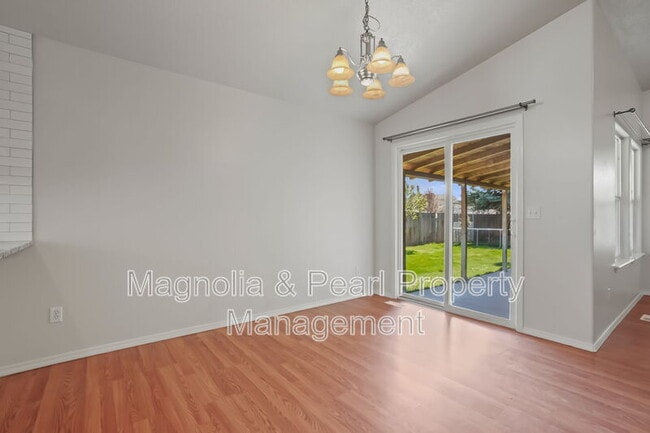 Photo - 979 Peregrine Dr