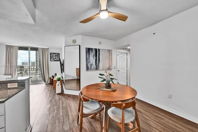 Photo - 275 NE 18th St Unidad 1809