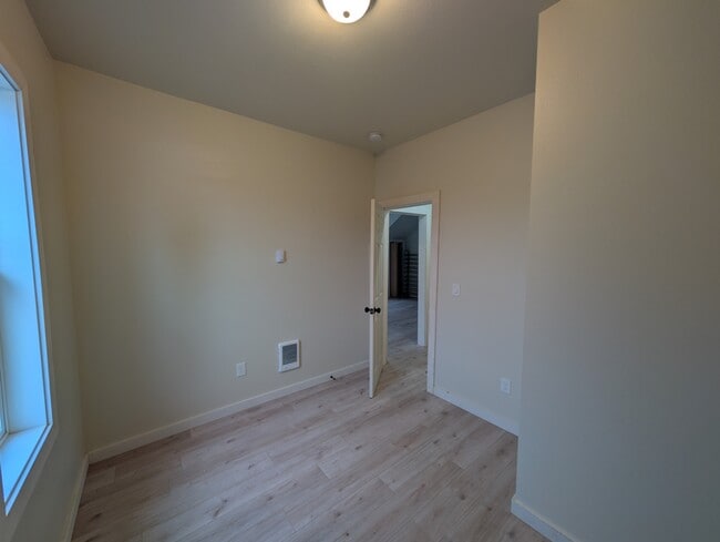 Photo - 1922 Commercial St NE