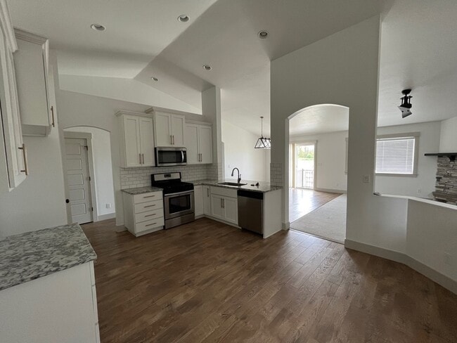 Photo - 4 bed 2 bath in Great Eagle Location!