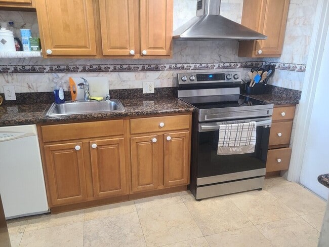 Building Photo - 3050 N Palm Aire Dr Unit 504