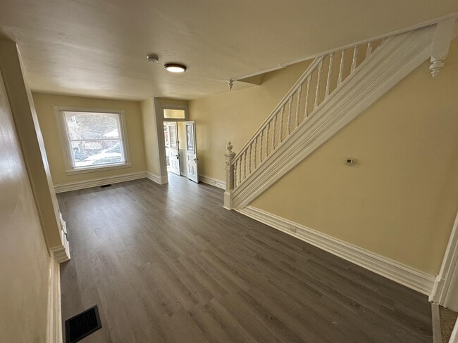 Building Photo - 739 Lincoln St