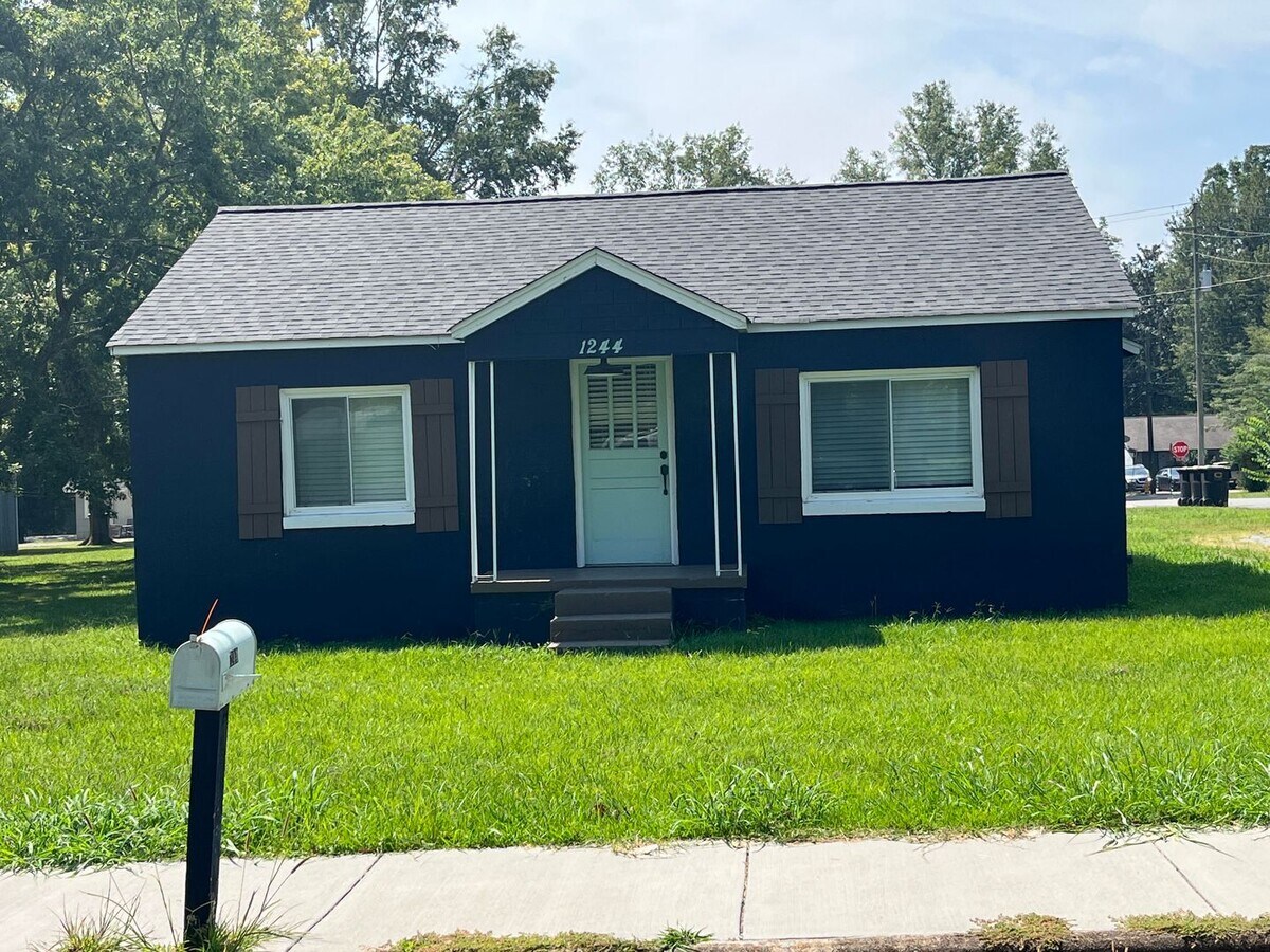 Photo - 1244 Katherine St NW