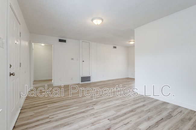 Photo - 15 MacArthur Dr