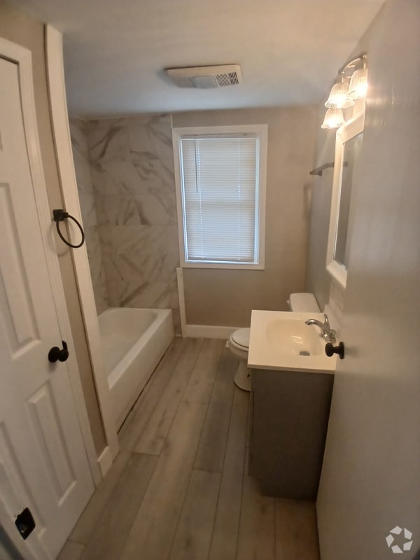 Building Photo - 2301 N Rosewood Ave Rental
