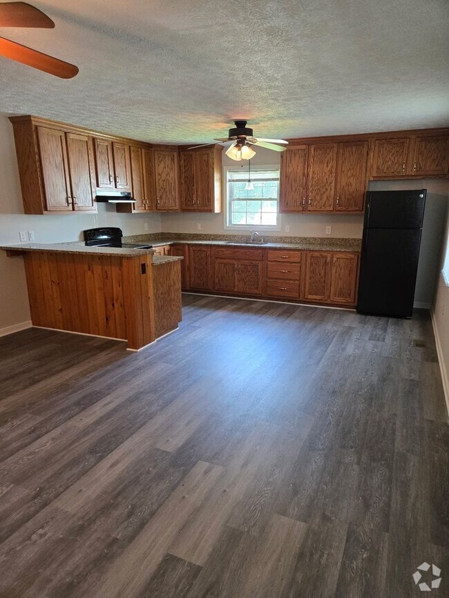 Building Photo - 2 bed 1 bath Duplex Blackstone-Convenient ... Rental