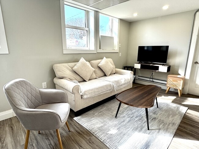 Building Photo - 1495 Gladstone Ave Unit 105