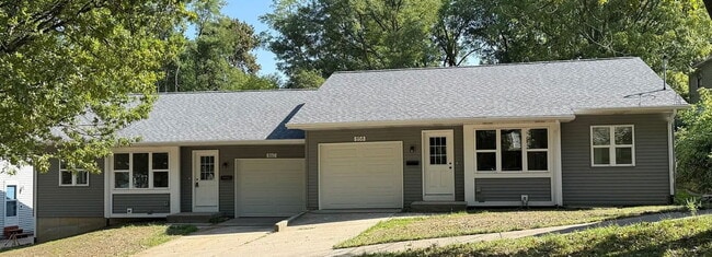 Building Photo - 860 Houseman Ave NE