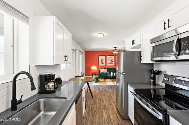 Photo - 4625 N 73rd St Unidad 1001