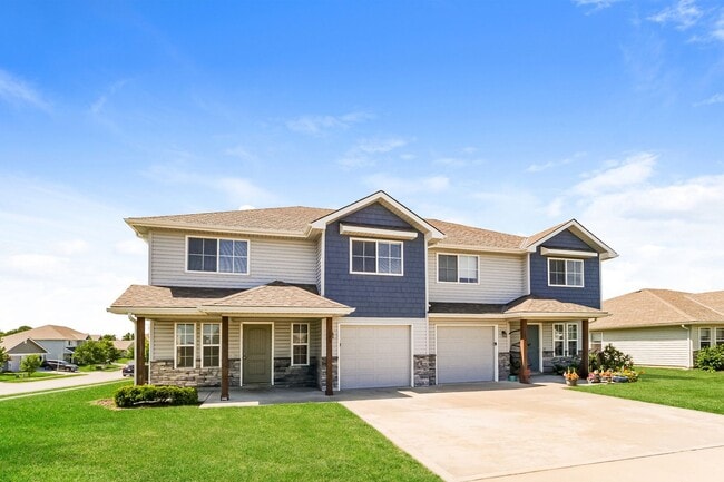 Building Photo - 3 BR/2.5BA | Newly Renovated Duplex | 1-Car Covered Parking | Pool access!