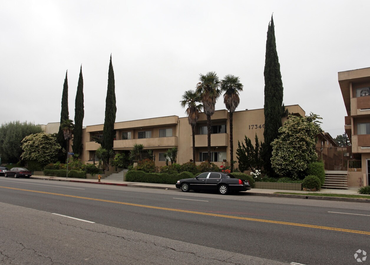 Primary Photo - 17340 Burbank Blvd Apartments