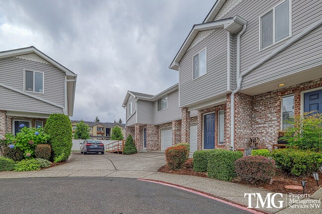 Building Photo - Pet Friendly Double Primary Townhome in Va...