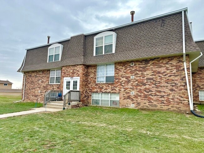 Building Photo - 1450 Meadowview Dr Unit 9