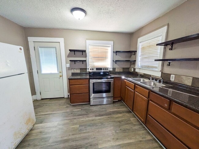 Photo - 722 Ave C