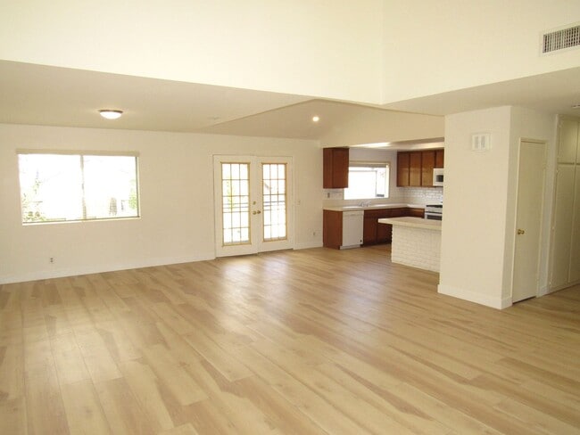 Photo - 1099 W Ontario Ave