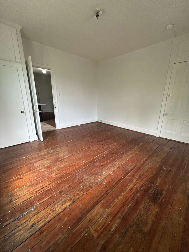 Photo - 2 Bedroom 1 Bath Apt with vaulted ceilings and updated appliances on ground level