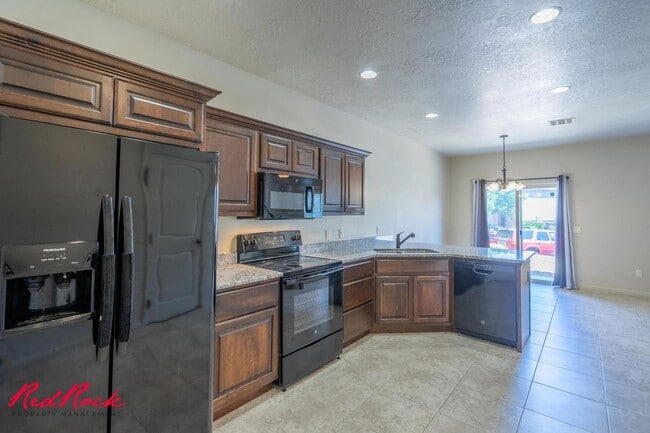 Photo - Charming 3 bedroom Townhome. 2 Community Pools!