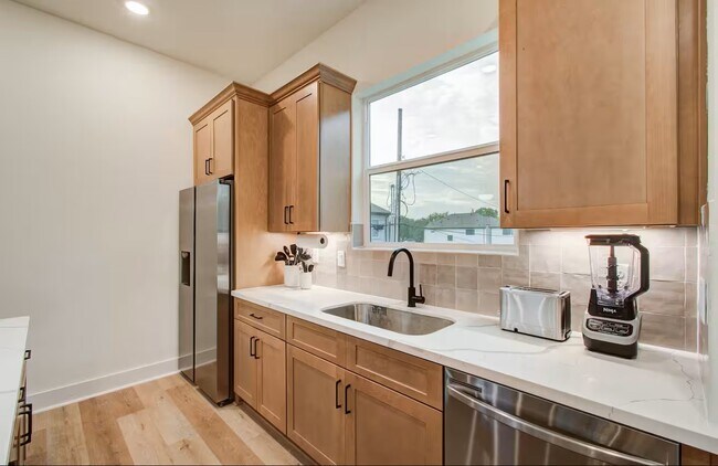 Photo - 3311 Daphne St