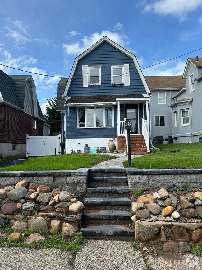 Building Photo - 38 Evergreen Ave Rental