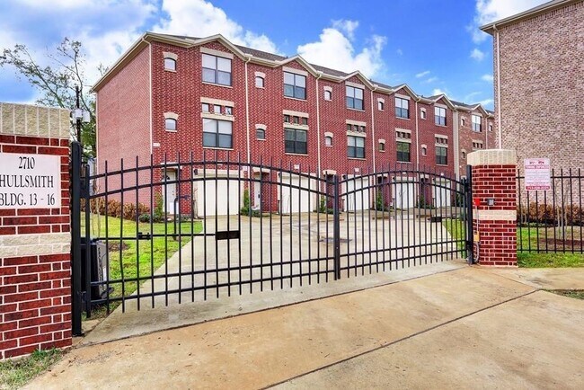 Building Photo - 2710 Hullsmith Dr Unit 1502 Rental