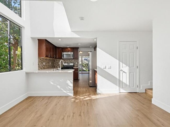 Building Photo - Freshly Updated End-Unit Townhome in the Gated Community of Vista Valencia