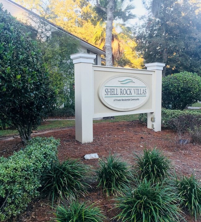 Building Photo - Adorable 2/1.5 in Shellrock Villas