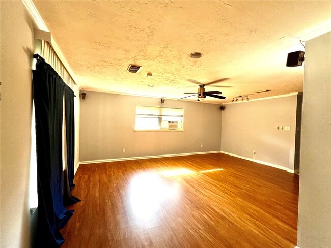 Photo - 15703 Jersey Dr