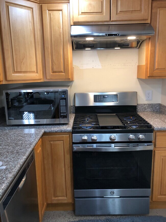 new, stainless steel appliances - 223 W G St Unidad A