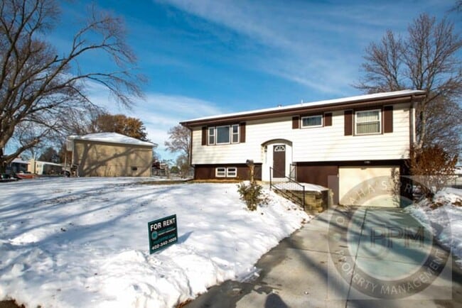 Building Photo - Spacious 3Bed/ 1Bath Home