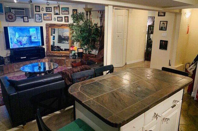 Building Photo - Very Private 1 Bedroom with Den in the Annex Lower Level Unit Lower Level