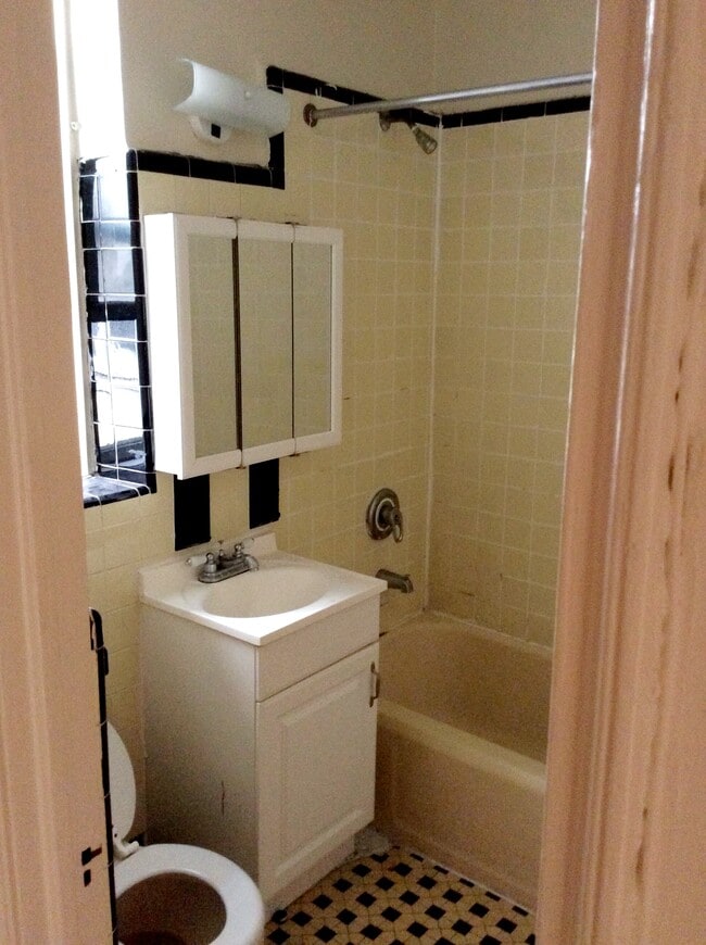 Photo - 111-56 76th Dr