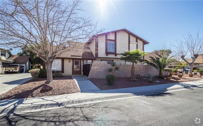 Building Photo - Gorgeous Townhome with a Courtyard !