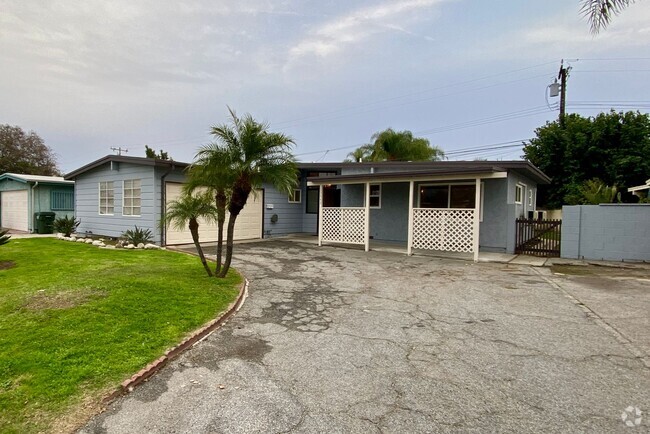 Building Photo - Recently Remodeled 3 bed 2 bath home in La...