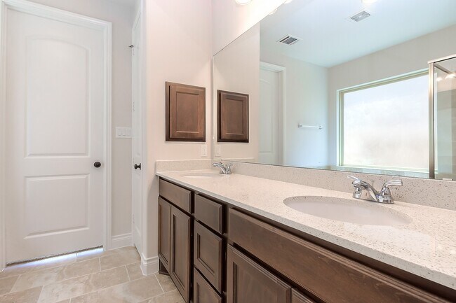 Photo - 3410 Willow Cres Ct