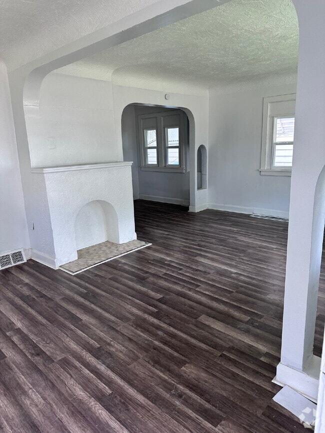 Building Photo - 2 bedroom Home
