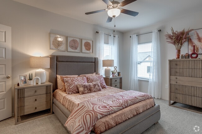 1BR, 1BA 879SF