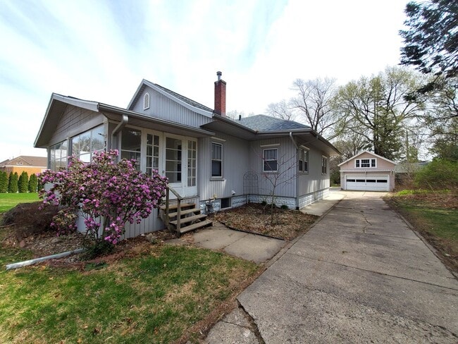 Photo - Available Now!- Spacious single family hom...