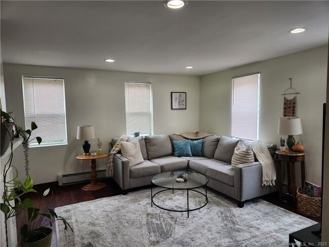 Building Photo - 2 Lyons Rd Unit 4