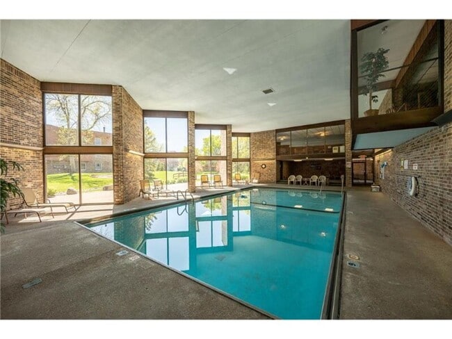 Building Photo - Large 1BR Condo with Patio, Heated Parking, Pool, Sauna & Tennis Courts!