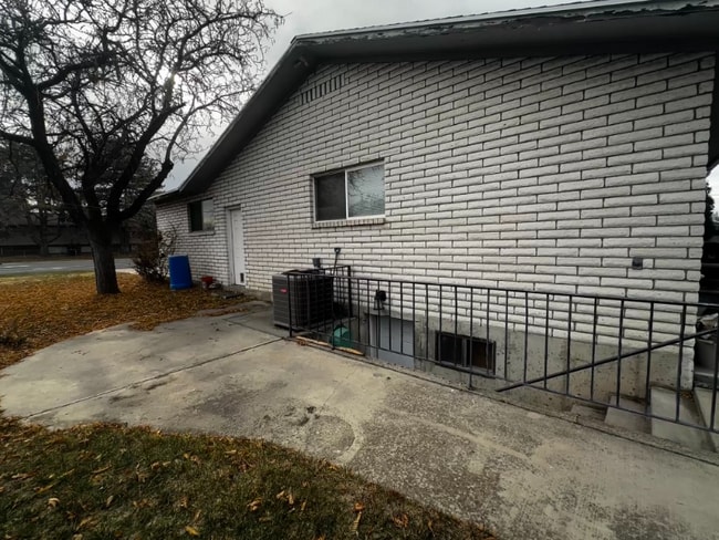 Photo - 310 400 N