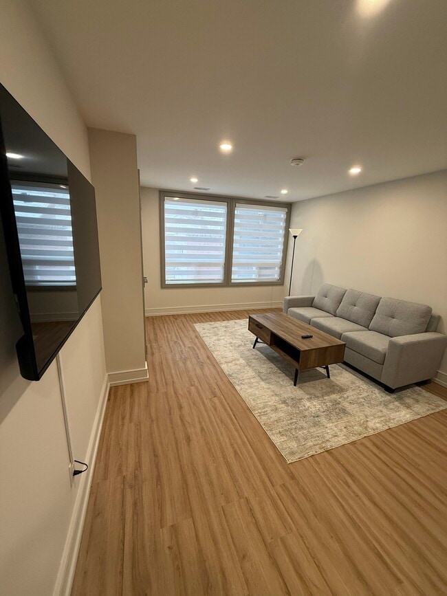 Photo - 587 College St Unit s 1-4