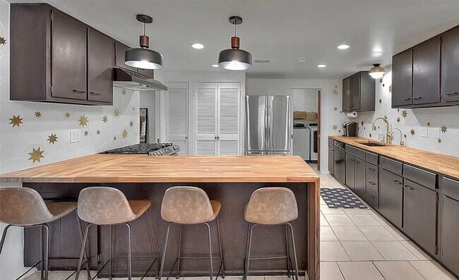1261 Linda Vista Rd