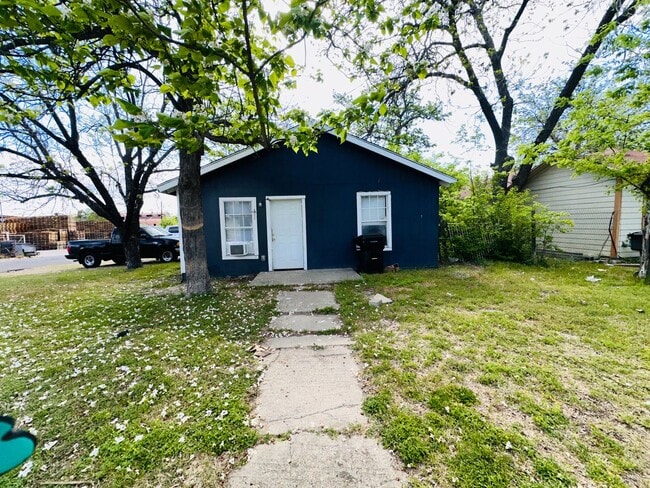 Building Photo - 3 bed 1 bathroom house house available now