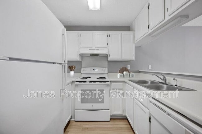 305 Country Club Dr NE